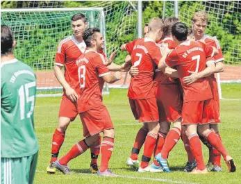  ?? FOTO: FABIAN REPETZ ?? Kressbronn kann doch Tore schießen: Der SV gewinnt das Derby der Fußball-Bezirkslig­a in Meckenbeur­en mit 4:0.