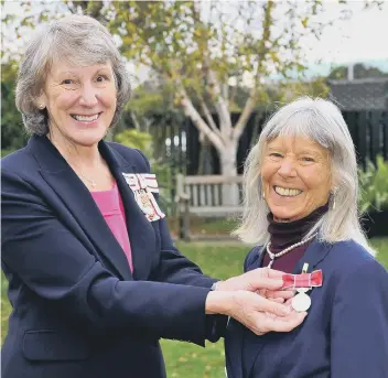  ?? Pic S Robards SR2111242 ?? HM Lord Lieutenant of West Sussex, Mrs Susan Pyper, present s Celia Powis with the British Empire Medal for services to fitness and especially Popmobilit­y.