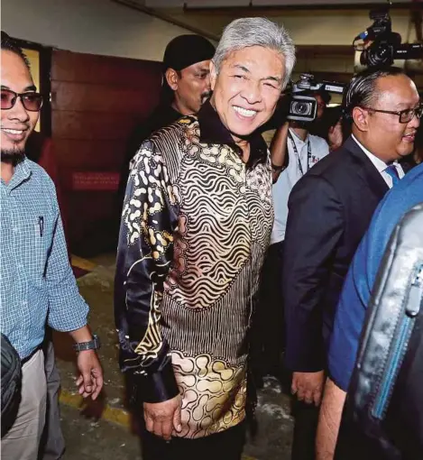  ?? PIX BY SADDAM YUSOFF ?? Umno president and former deputy prime minister Datuk Seri Dr Ahmad Zahid Hamidi leaving the Shah Alam Court Complex yesterday.