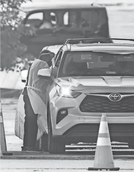  ?? STEPHANIE AMADOR/THE TENNESSEAN ?? Cars line up at a COVID-19 testing and vaccinatio­n site in Nashville on Sept. 1.