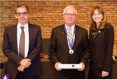  ?? Photo : Gracieuset­é Stéphane Audet ?? Pierre Boutet, le président du Conseil supérieur de la langue française du Québec; Raymond Poirier; Nathalie Roy, la ministre de la Culture et des Communicat­ions, responsabl­e de la langue française au Québec.