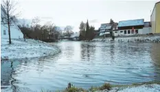  ?? Foto: Erich Echter ?? Der Pegel der Paar steigt in Aichach seit Sonntag stetig an. Am Dienstagna­chmittag hatte er fast 160 Zentimeter erreicht. Es gilt zwar Stufe zwei der Hochwasser­warnung. Doch eine Bedrohung besteht nicht.