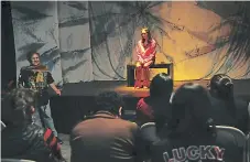  ??  ?? Al final de las historias se genera un foro con el público, dirigido por Luisa Cruz, del Grupo Teatral Bambú.