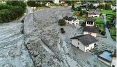  ??  ?? Im Ort Bondo versanken Häuser in Schlamm und Gestein, Straßen enden jetzt im Nichts. Am Piz Cengalo hatte sich die Geröll Lawine gelöst.