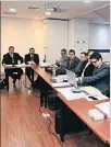  ??  ?? Diligencia. Abogados de los procesados en la audiencia de ayer.