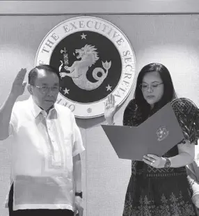  ?? ?? NEW Pagcor President and COO Wilma T. Eisma takes her oath of office before Executive Secretary Lucas P. Bersamin.