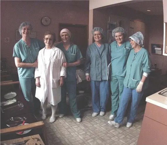  ?? BILL HERRIOT/FILES ?? Operating nurses and staff in the surgical department of Grace Hospital gather for a photo during the hospital’s final week of operation in early 1996.