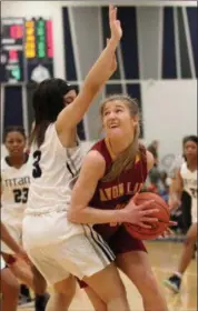  ?? RANDY MEYERS — THE MORNING JOURNAL ?? Avon Lake’s Emma Knick looks for room to shoot against Lorain’s Normajane Bohannon on Dec. 22.