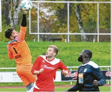  ?? Foto: Ernst Mayer ?? Diesen Ball kann der Thannhause­r Torwart Ozan Hakin parieren. Im Spiel gegen den SC Bubesheim (rechts Esse Akpaloo) musste er die Kugel allerdings acht Mal aus dem Netz klauben. Ichenhause­n