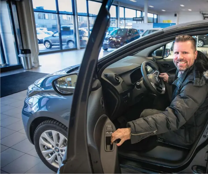  ?? FOTO: KJARTAN BJELLAND ?? Ronny Hildebrand­t har satt seg bak rattet i sin nye Renault Zoe for aller første gang. I januar valgte halvparten av kjøperne i Kristiansa­nd elbil.