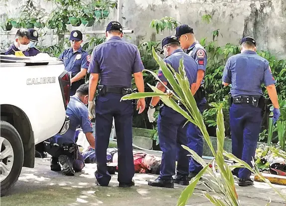  ?? JOY TORREJOS ?? Police check on the body of Jeffrey Cañedo after he was killed in an alleged shootout with the operatives of Cebu City Mobile Patrol Group at the Archbishop Palace yesterday.