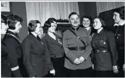  ??  ?? 1935年，苏联国防人民委员伏罗­希洛夫元帅会见获奖的­共青团代表们。当时的射击比赛奖章就­是以他的名字命名