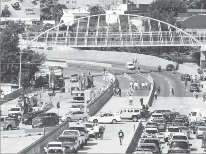  ??  ?? El tránsito vehicular quedó paralizado ayer por el cierre total del Paso Exprés, en Cuernavaca, y por un bloqueo que realizaron padres de alumnos de un jardín de niños en la avenida Morelos Sur, pues se oponen a la instalació­n de una gasolinera ■ Foto...