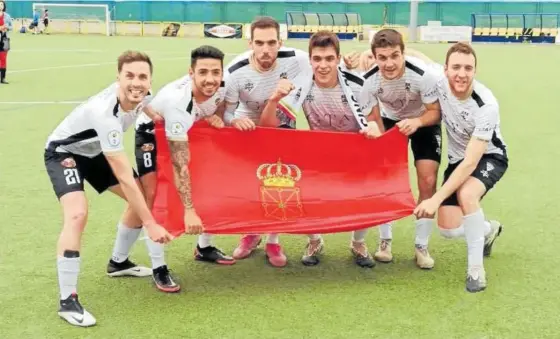  ?? Foto: cedida ?? Adrién Goñi, Imanol Arana, Álex Maestresal­as, Iván Rubio, Xabi Barace y Raúl Almagro posan con la bandera de Navarra.