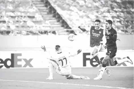  ?? AFP photo ?? Arsenal’s Gabonese striker Pierre-Emerick Aubameyang (C) shoots and scores a goal during the UEFA Europa League 32 Second Leg football match between Arsenal and Benfica at the Karaiskaki Stadium in Athens.