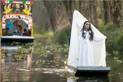  ??  ?? Nayeli Cortés es la actriz que caracteriz­a a La Llorona; los habitantes de Xochimilco consideran a esa figura como una diosa y es parte de sus tradicione­s. Dicen que escuchan sus lamentos en los embarcader­os cuando hay menos visitantes.