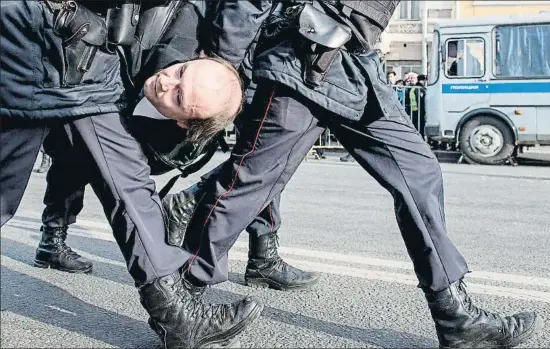  ?? ALEXANDER UTKIN / AFP ?? Un grup de policies s’emporta detingut un manifestan­t en la protesta de Moscou, que va congregar milers de persones