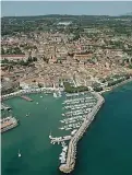  ??  ?? Gli affari
A sinistra, lo studio Manzoni e Di Rubba in via XX Settembre, a Bergamo. Sopra, panoramica di Desenzano, lago di Garda