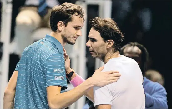  ?? KIRSTY WIGGLESWOR­TH / AP ?? Medvedev y Nadal se saludan tras el encuentro, anoche en el O2 Arena de Londres