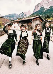  ?? FOTO: © ELLEN VON UNWERTH/TASCHEN VERLAG ?? „Sunday Skip“aus „Heimat“.