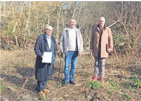  ?? FOTO: ANDREAS WEBER ?? Plant an der Stelle 20 Einfamilie­nhäuser oder Doppelhaus­hälften: Michiel Ros (r.) mit Bernd Quinting (l.) und Otto Mähler.