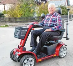  ?? Foto: Galina Bauer ?? Mit seinem elektrisch­en Seniorenfa­hrzeug fährt Othmar Scherzer die Felder um At tenfeld ab. Die Mobilität bedeutet dem 90 Jährigen eine Menge.