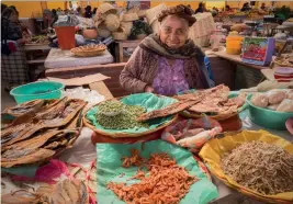  ?? (Istock) ?? Una mujer indígena en un puesto de comida en México.