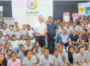  ??  ?? El alcalde de Galapa, Carlos Silvera; el director de la Unidad, Ramón Rodríguez, y varios beneficiar­ios.
