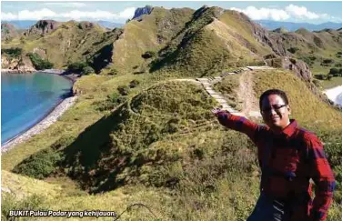  ??  ?? BUKIT Pulau Padar yang kehijauan.