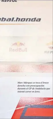  ??  ?? Marc Márquez se toca el brazo derecho con preocupaci­ón durante el GP de Andalucía que intentó correr en Jerez.