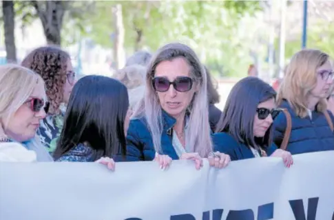  ?? // J.M. SERRANO ?? Mamen, la madre de Jesús, en el centro de la imagen durante la concentrac­ión de protesta al inicio del juicio