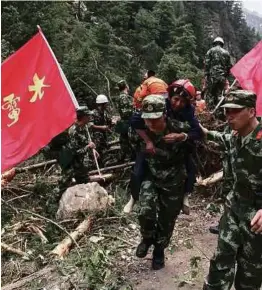  ??  ?? Pasukan penyelamat bertugas di runtuhan bangunan di Resort Interconti­nental Jiuzhai Paradise di Daerah Jiuzhaigou, di Barat Daya daerah Sichuan, China.