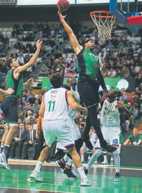  ?? FOTO: PEP MORATA ?? Jerome Jordan trata de atrapar el balón tras un tiro fallado por Abalde