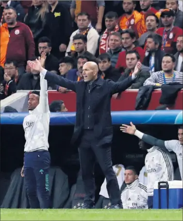  ??  ?? Zidane protesta desde el banquillo en un momento del Galatasara­y-Real Madrid del pasado martes.