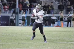  ?? Shawn Parr ?? Cahoun senior Quin Smith heads upfield with a pass against Ware County.