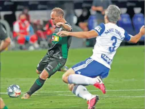  ??  ?? Nino se dispone el derechazo que le dio el triunfo al Elche en la Romareda y le metió en la final de la promoción.