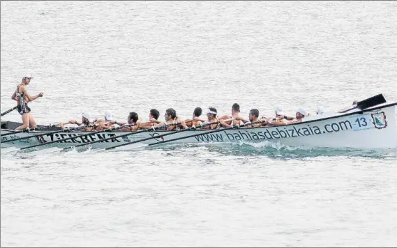  ?? FOTO: L. M. UNCITI ?? Inconformi­stas Zierbena, quinto tras la primera jornada de La Concha, confía en poder mejorar su puesto mañana en una jornada en la que saldrán con ambición