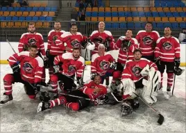  ?? (DR) ?? L’équipe d’adultes en hockey sur glace a participé à trois tournois cette année.