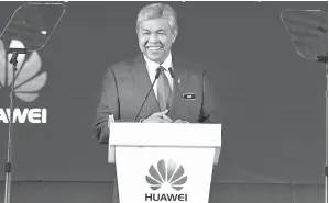  ??  ?? TIMBALAN Perdana Menteri Datuk Seri Dr Ahmad Zahid Hamidi menyampaik­an ucaptama semasa Hari Inovasi Huawei Asia-Pasifik 2017 di sini pada Khamis.