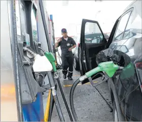  ?? ALEX LIMA / EXPRESO ?? Estación. El despacho de combustibl­e en una gasolinera de Guayaquil.