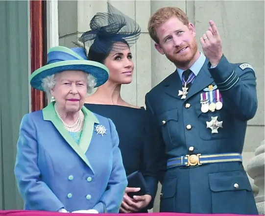  ?? GTRES ?? La reina Isabel de Inglaterra en el balcón de Buckingham Palace, con su nieto Harry y la mujer de este, Meghan Markle