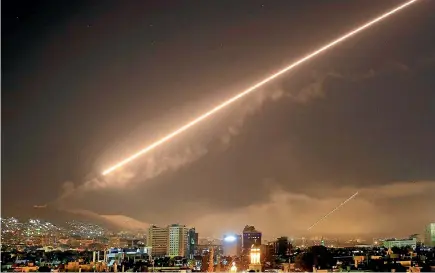  ?? PHOTOS: AP ?? Damascus skies erupt with surface-to-air missile fire as the US launches an attack targeting different parts of the Syrian capital Damascus on Saturday.