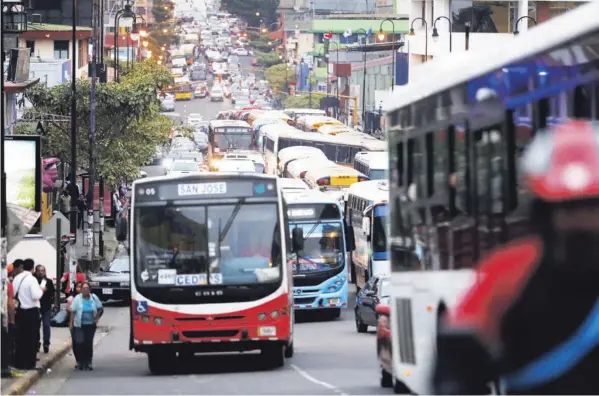  ?? JoSE CoRDERo ?? En la más reciente renovación de concesione­s, los autobusero­s se comprometi­eron, entre otros puntos, a cambiar, al menos, el 40% de sus unidades por buses eléctricos o cero emisiones en las rutas urbanas, a un ritmo de 5% de la flota cada dos años.