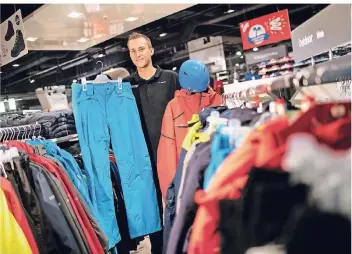  ?? RP-FOTO: RALPH MATZERATH ?? Benjamin Fritz von Intersport in Langenfeld zeigt frisch eingetroff­ene Ware.