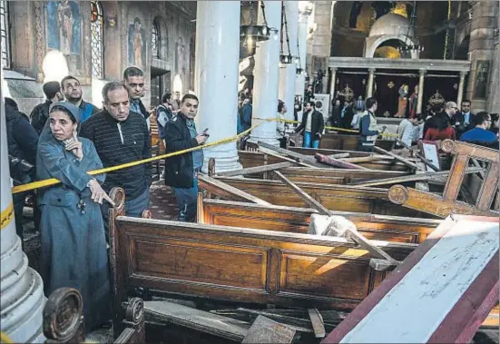  ?? MOHAMED HOSSAM / EFE ?? Després de la violenta explosió els vitralls de l’església de Sant Pere i Sant Pau van quedar trencats, i els bancs, bolcats
