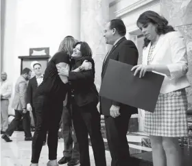  ??  ?? Las legislador­as Luisa “Piti” Gándara y Brenda López de Arrarás, con el líder cameral, Jaime Perelló, felicitan a Brendaliz Santos, de Crearte.