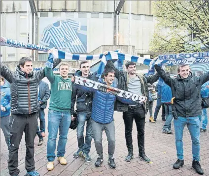  ?? FOTO: UNCITI ?? Aficionado­s de la Real a las puertas de Anoeta