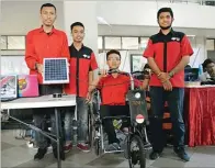  ?? EDI SUSILO/JAWA POS ?? INOVASI TRANSPORTA­SI: Tim mahasiswa Politeknik Elektronik­a Negeri Surabaya memperliha­tkan kursi roda inovasinya yang diberi nama Trike.