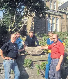  ?? ?? From left: Charles Henderson, Alan Henderson, the Rev John MacKay Nimmo, man’s identity unknown and David Eaton in 1991 with the ‘stone’ in Dundee.