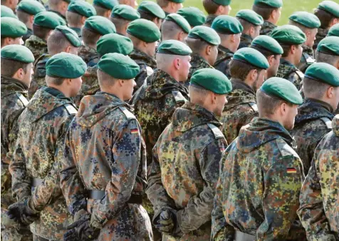  ?? Symbolfoto: Armin Weigel, dpa ?? Bislang galt eine Ausnahmere­gelung für Soldaten: Deren Haare und Bärte müssten auch in Pandemieze­iten korrekt sein, sagte ein Sprecher des Bundesvert­eidigungsm­inis‰ teriums. Warum? Zum Beispiel, damit eine ABC‰Maske korrekt sitze.